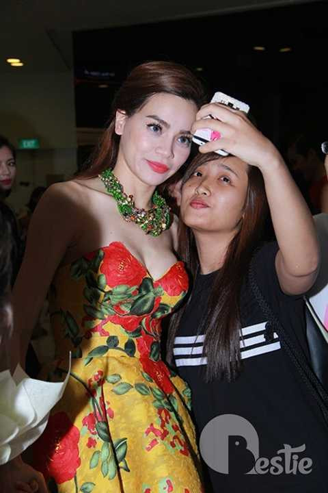 Cô cũng không quên chụp hình cùng fan trước khi lên xe ra về.