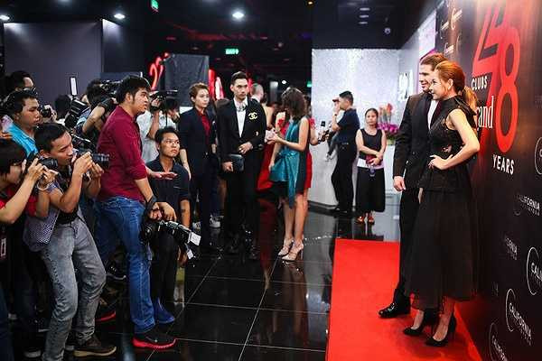 Tại sự kiện, Chi Pu hội ngộ NTK Lý Quí Khánh. Cả hai vừa nhận lời làm giám khảo cho một cuộc thi thời trang trực tuyến.