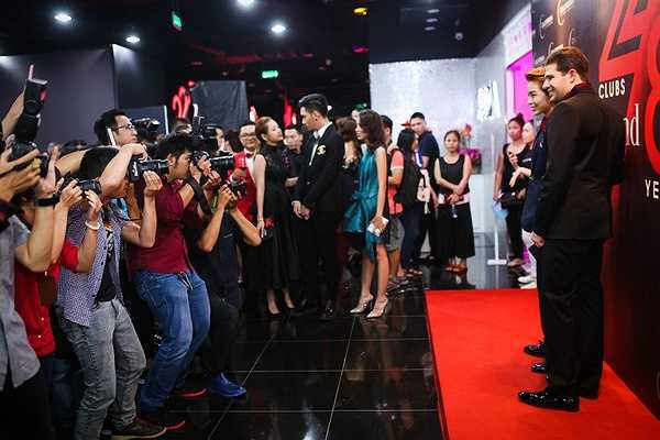 Chi Pu, Gil Lê vui vẻ bên Diễm My 9x. Cả ba diễn viên trẻ rạng rỡ dưới ống kính phóng viên.