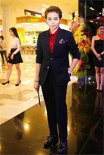 Bạn diễn của cô trong phim, Gil Lê, cũng là nhân tố bí ấn hứa hẹn gây nhiều bất ngờ khi lần đầu tham gia phim điện ảnh.