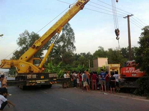 Ngay sau khi xảy ra vụ việc, lực lượng CSGT cùng các phương tiện cứu hộ đến hiện trường để đưa tài xế và xe ra khỏi khu vực ao. Ngay sau khi xảy ra vụ việc, lực lượng CSGT cùng các phương tiện cứu hộ đến hiện trường để đưa tài xế và xe ra khỏi khu vực ao.