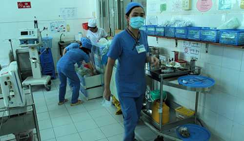 Các BS, điều dưỡng tại khoa Hồi sức tích cực chống độc viện nhi Cần Thơ chuẩn bị cấp cứu người bệnh. Các BS, điều dưỡng tại khoa Hồi sức tích cực chống độc viện nhi Cần Thơ chuẩn bị cấp cứu người bệnh.