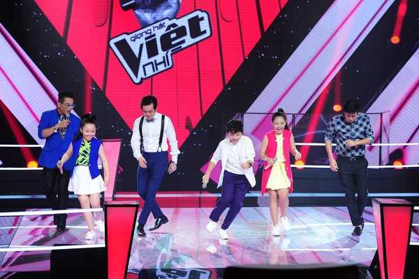 (VTC News) - Dàn HLV phấn khích lên sân khấu nhảu cùng thí sinh khi xem phần biểu diễn ca khúc 'Chào buổi sáng - Tôi thích'.