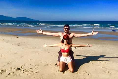 Tuy chưa chính thức kết hôn, nhưng cặp đôi đã về sống chung một nhà. Bật mí về điều này, Hà Anh hài hước cho biết: Anh đã khăn gói quả mướp dọn về nhà mình, chiếm nguyên 1/3 không gian tủ quần áo của mình. Đã thế còn vứt hết cả những đồ đạc cũ còn lưu cữu trong kho. Và thế là từ giờ trở đi không thoát được người này nữa!.