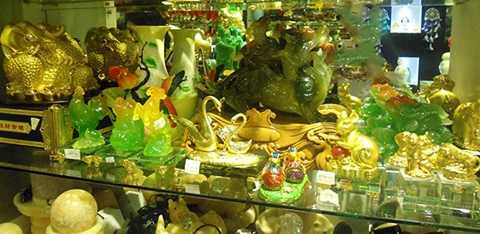 Nhiều người tìm mua đồ phong thủy trong tháng này với mong muốn cầu bình an, may mắn