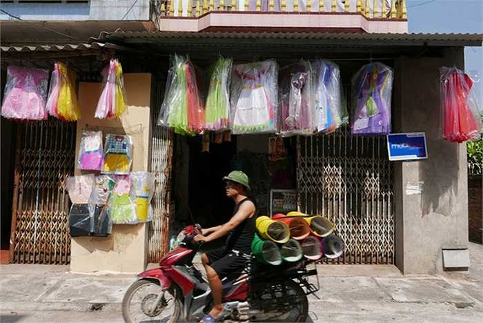 Đất tranh Đông Hồ những năm gần đây phát triển mạnh nghề làm vàng mã với hàng nghìn hộ tham gia sản xuất và buôn bán. Tháng 7 âm lịch hàng năm là dịp hàng vàng mã tiêu thụ mạnh nhất.