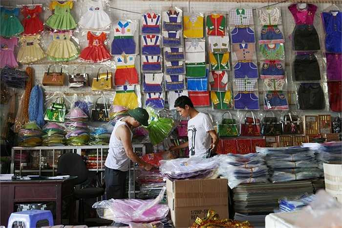 Trên đường liên thôn có hàng trăm đại lý, kinh doanh đủ loại mẫu mã theo đúng quan niệm 'trần sao âm vậy, thứ gì cũng có'.