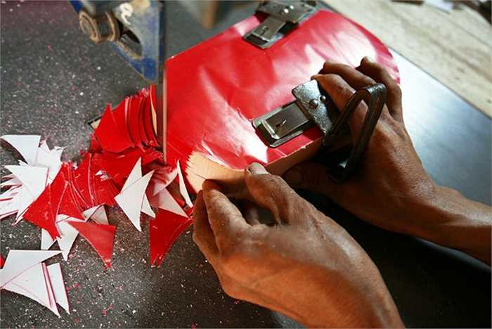 Nếu cắt đơn giản, công cắt chỉ vài trăm đồng/kg giấy, mẫu phức tạp lên tới 2.000 đồng mỗi cân. Bằng công việc này, anh Mười có thu nhập ổn định khoảng 8 triệu đồng một tháng, vào vụ rằm tháng 7 còn cao hơn. 