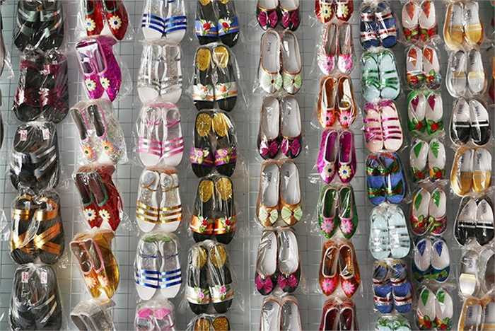Giày dép có tới hàng chục loại, đủ màu sắc, kích cỡ.