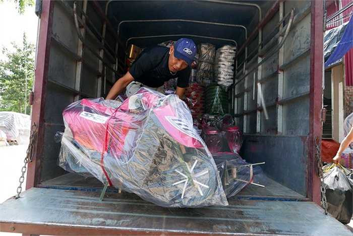 Chủ hàng đang xếp những chiếc xe 'SH Mode' lên xe tải để chở về Bắc Giang. Mỗi chiếc xe hàng mã như thế này giá buôn tại Đông Hồ khoảng 50.000-70.000 đồng, rất đắt hàng hai năm nay.