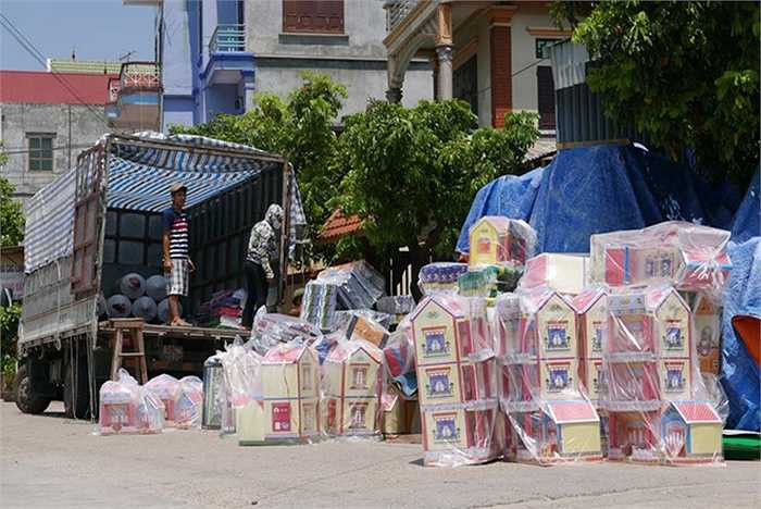 Càng cận ngày rằm tháng 7, xe tải đổ về lấy hàng càng đông, mỗi ngày lên đến vài trăm chiếc lớn, nhỏ. Năm nay mẫu nhà tầng, biệt thự bán khá chạy, mỗi chiếc khoảng 50.000 đồng.