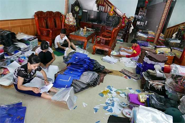 Tại các hộ dân trong làng, không khí làm vàng mã hối hả. Trong một gia đình ở thôn Đạo Tú, khắp nhà chất đầy nguyên liệu, các thành viên đều được huy động tham gia.