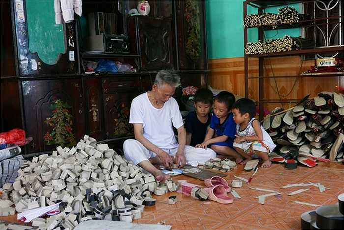 Việc làm vàng mã không mấy nặng nhọc nên hầu như ai cũng có thể tham gia.