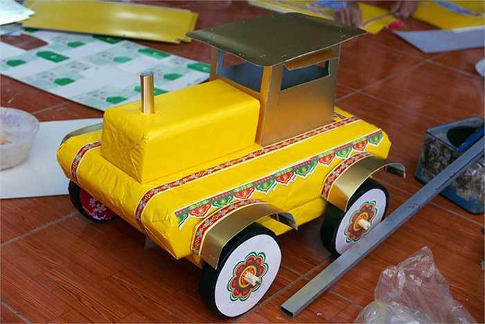 Một chiếc máy cày làm theo đặt hàng, giá hàng trăm nghìn.