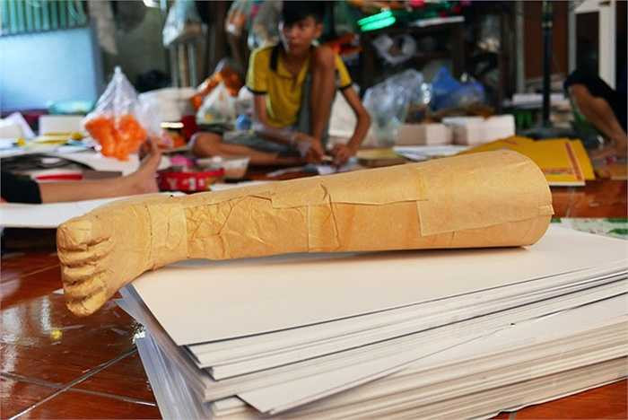 Một chiếc chân giả được khách đặt làm cho người thân là thương binh đã mất.