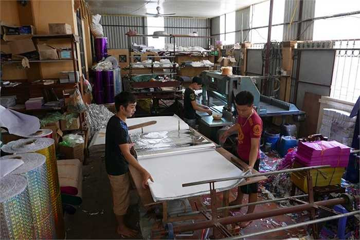 Để làm vàng mã với số lượng cực lớn, trong xã Song Hồ (một trong 4 xã của vùng Đông Hồ) có nhiều xưởng chuyên cắt giấy thuê bằng máy công nghiệp.