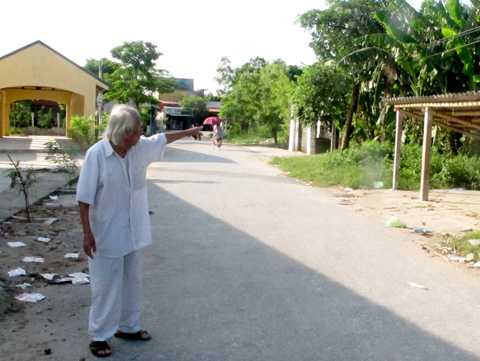 Ông Trần Duy Hứa chỉ khu vực bờ sông sát chợ Huyện, nơi chôn nhiều người chết đói Ông Trần Duy Hứa chỉ khu vực bờ sông sát chợ Huyện, nơi chôn nhiều người chết đói