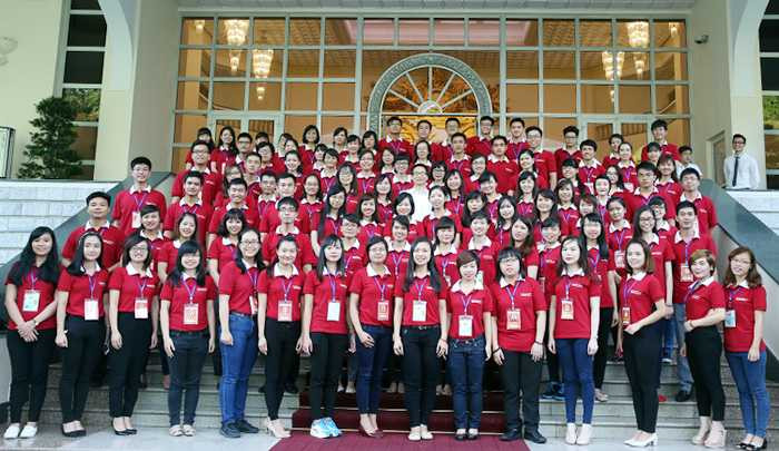 Phó Thủ tướng Vũ Đức Đam chụp ảnh cùng các thủ khoa xuất sắc 2015