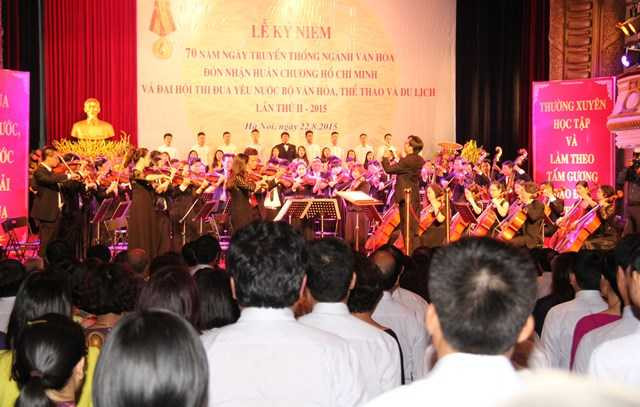 Dàn nhạc giao hưởng quốc gia Việt Nam biểu diễn hát Quốc ca