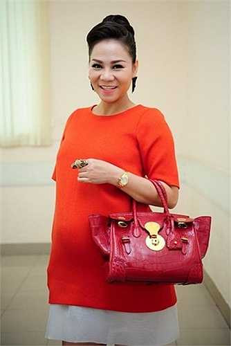  Nữ ca sĩ 'Đường cong' từng đeo túi xách hiệu Ralph Lauren có giá 22.000 USD đi chấm vòng loại Vietnam Idol ở TP HCM. 