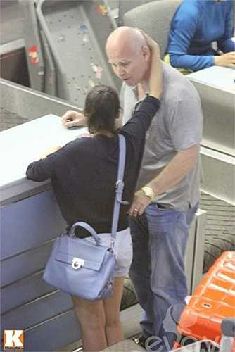 Chiếc túi cũng thuộc thương hiệu Salvatore màu xanh có giá hơn 50 triệu đồng được Thu Minh yêu thích và thường xuyên sử dụng. 