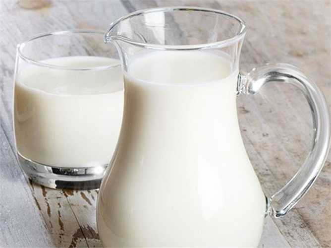 Tăng cholesterol. Nghiên cứu chỉ ra những người thường xuyên uống sữa có nồng độ cholesterol thậm chí cao hơn so với nghiện rượu. Điều này hoàn toàn không có lợi bởi cholesterol cao có thể gây ra các bệnh về tim mạch như đau tim, đột quỵ. 