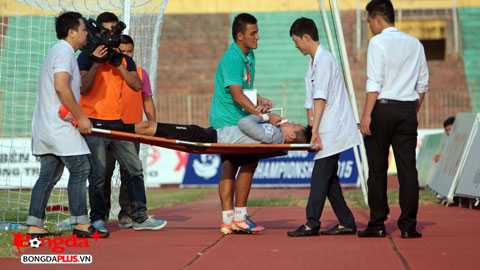 Thủ thành Khoa Điển được đưa đi cấp cứu