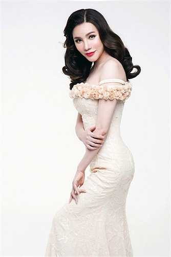 Sau khi dao kéo và làm trắng da, nhan sắc của Hồ Quỳnh Hương đã “thăng hạng” rõ rệt. 