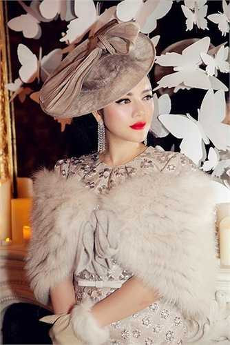 Phong cách quý tộc, cổ điển thường thấy ở Lý Nhã Kỳ hiện tại. 