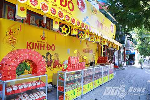 Bất chấp lệnh cấm, nhiều cửa hàng vẫn ngang hiên tồn tại, lấn chiếm tới hơn một nửa diện tích vỉa hè.