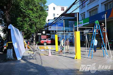 Phông bạt của một cửa hàng bánh trung thu đang được dựng khung và sẽ hoàn thành trong vòng vài ngày tới.