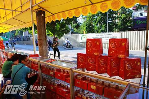 Khi được hỏi, nhiều chủ quầy hàng bán bánh Trung thu cho biết, họ không biết thông tin về lệnh cấm bán bánh trên vỉa hè và chỉ bán tới hết Trung Thu sẽ nghỉ.