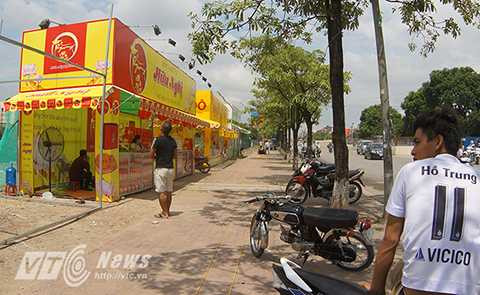 Một dãy quầy hàng bán bánh Trung thu mới được mở trên đường Hồ Tùng Mậu (Cầu Giấy, Hà Nội)