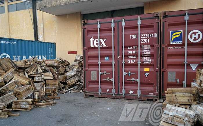 Vào lúc 13h30 ngày 21/8, Chi cục Hải quan Đà Nẵng phối hợp với Đội kiểm soát chống buôn lậu khu vực miền Trung (Tổng cục Hải Quan), Cục điều tra Chống tội phạm buôn lậu (C74) và Bộ đội biên phòng Đà Nẵng đã khám xét một số Container bị nghi vấn chứa hàng cấm tại cảng Tiên Sa, TP Đà Nẵng.