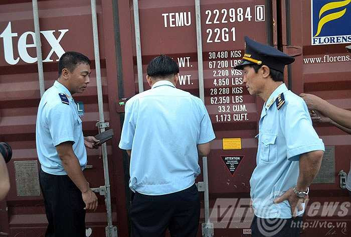 Qua khám xét 3 Container do tàu vận chuyển Marine Bia chuyển đến cảng Tiên Sa – Đà Nẵng ngày 11/8/2015 thì phát hiện 2 Container chứa gỗ, ván gỗ