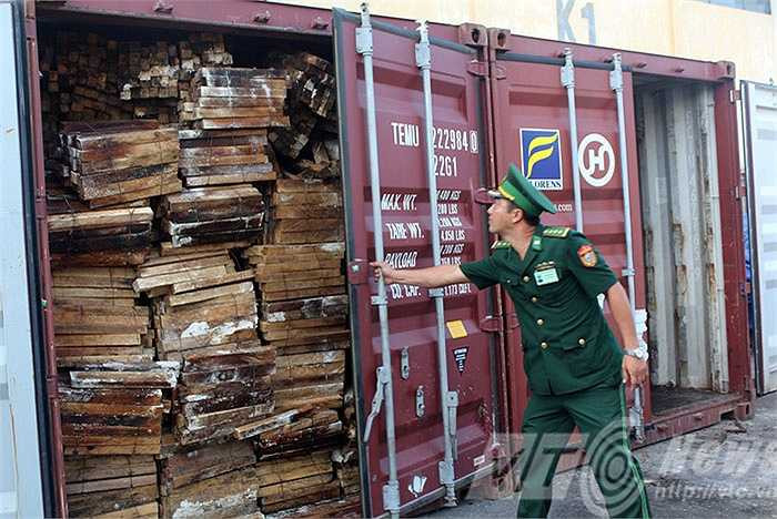 1 Container còn lại chứa 63 bao tải xếp lẫn với gỗ.