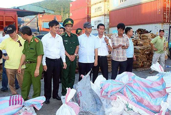 Theo lực lượng chức năng, toàn bộ số hàng trên là của Công ty TNHH Vạn An (trụ sở tại đường 2/9, TP Đà Nẵng), trong hóa đơn chứng từ Công ty này ghi là mặt hàng gỗ.