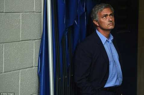 Mourinho đứng dựa lưng vào tường sân The Hawthons