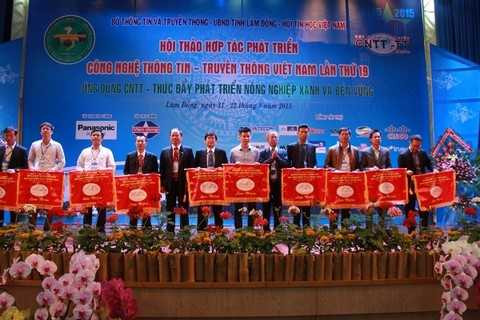 Ông Nguyễn Đức Hùng – Giám đốc TT.TMĐT đại diện VTC Intecom nhận cờ lưu niệm dành cho các nhà tài trợ Hội thảo Ông Nguyễn Đức Hùng – Giám đốc TT.TMĐT đại diện VTC Intecom nhận cờ lưu niệm dành cho các nhà tài trợ Hội thảo