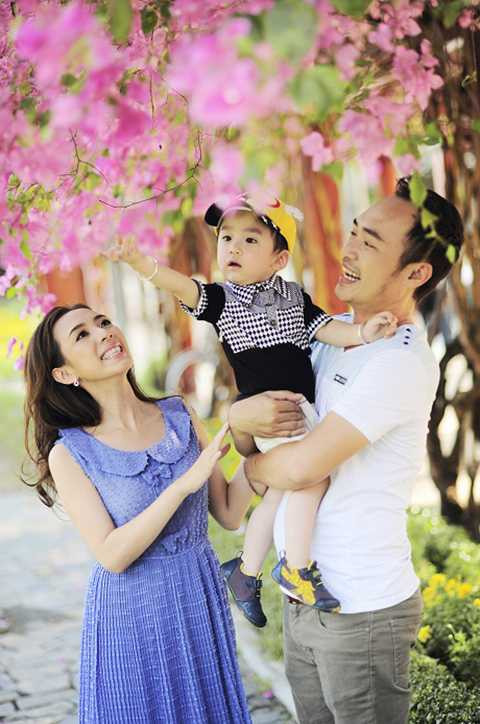 Là một diễn viên hài luôn vui vẻ trên sân khấu, nhưng ngoài đời thường, Thu Trang lại là một người mẹ vô cùng nghiêm khắc với con. Là một diễn viên hài luôn vui vẻ trên sân khấu, nhưng ngoài đời thường, Thu Trang lại là một người mẹ vô cùng nghiêm khắc với con.