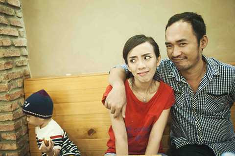 Không những thế, hoa hậu hài còn có nhiệm vụ chuyên đóng vai “ác” với con, còn ba Tiến Luật sẽ đóng vai hiền. Không những thế, hoa hậu hài còn có nhiệm vụ chuyên đóng vai “ác” với con, còn ba Tiến Luật sẽ đóng vai hiền.