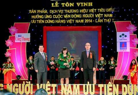 Đại diện Công ty Cổ phần Traphaco - nhận giải thưởng “Top 10 sản phẩm thương hiệu Việt tiêu biểu xuất sắc” cho sản phẩm Boganic.