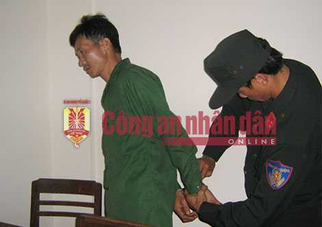 Lực lượng công an bắt giữ đối tượng Vũ Văn Đản.