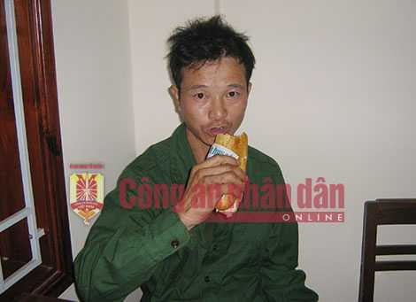 Tên sát nhân này vẫn bình thản ngồi ăn bánh mì sau khi gây thảm án.