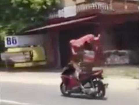 Quái xế điều khiển xe bằng chân (ảnh cắt từ clip)