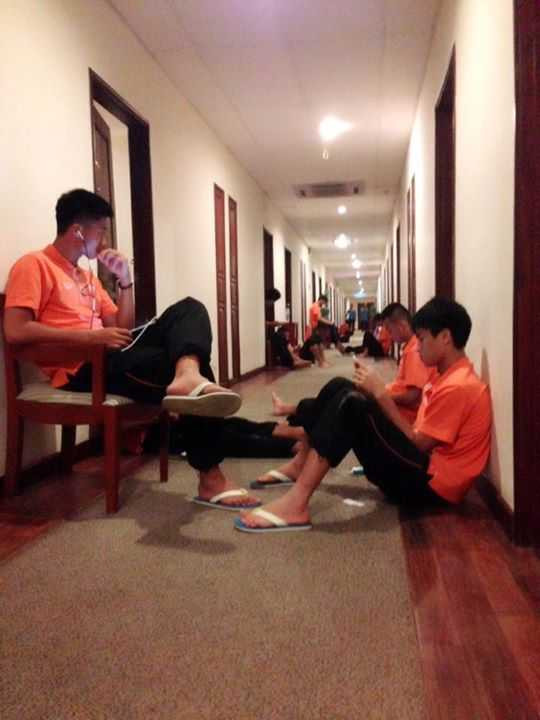 U19 Việt Nam bị tịch thu điện thoại, cấm dùng facebook