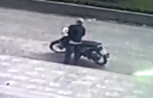 Video: Tên trộm bẻ khóa xe trong tích tắc ở Hà Nội