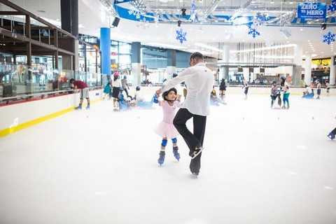 Sân trượt băng tự nhiên Vinpearlland Ice Rink luôn là điểm đến yêu thích của các gia đình và giới trẻ Sân trượt băng tự nhiên Vinpearlland Ice Rink luôn là điểm đến yêu thích của các gia đình và giới trẻ