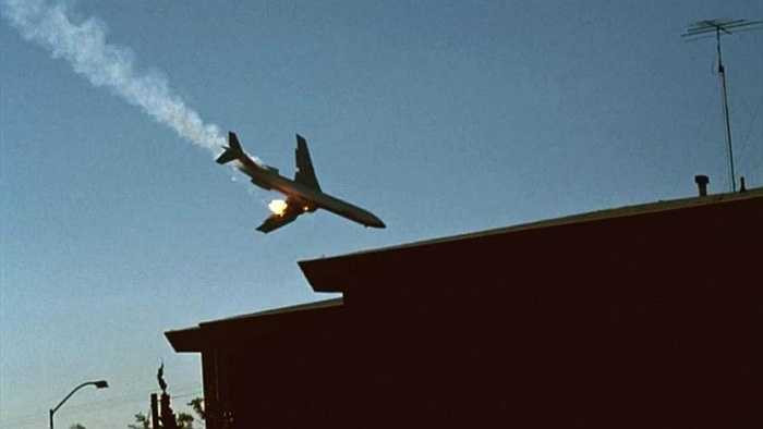 Pacific Southwest Airlines 182. Chiếc máy bay của Pacific Southwest Airlines bất ngờ va chạm với một chiếc Cessna 172 cỡ nhỏ khi đang cùng hoạt động trên một vùng trời. Vụ va chạm đã khiến 144 người chết. Nguyên nhân được cho là do phi công của chiếc Cessna đã đeo kính chống lóa và bị khuất tầm nhìn không nhận ra được chiếc Boeing 727 đang tới gần