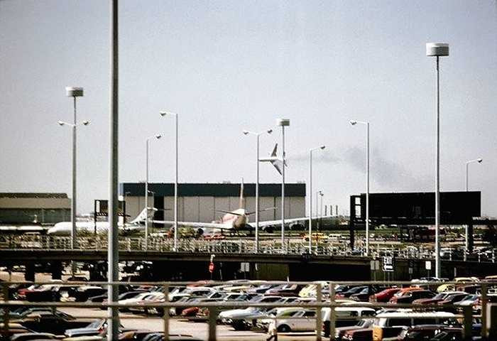 American Airlines 191 (1979). Chuyến bay từ Chicago O’Hare đến Los Angeles và khi mới chỉ bắt đầu lên tới độ cao khoảng 500m, phần động cơ bên phía trái và cánh trái của máy bay gặp trục trặc - không hoạt động. Các phi công cố gắng kiểm soát tình hình nhưng chỉ làm thành công trong vài chục phút. 271 là con số thương vong của vụ tai nạn